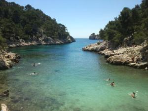 a group of people swimming in a body of water at Cocooning LE MUGEL aux portes des calanques de Cassis & SPA in Carnoux
