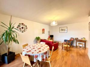 a living room with a table and chairs at La Garonne - T3 avec parking privé in Toulouse