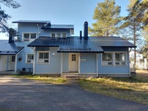 ein Haus mit Sonnenkollektoren auf dem Dach in der Unterkunft Merimaisema 6 in Kalajoki