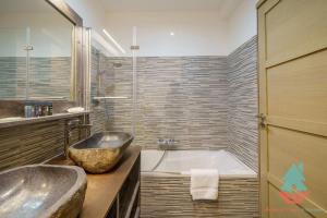 ラルプ・デュエズにあるAlpe d'Huez Houses - Chez Stella - 3 chambres neuf plein centreの大きな浴槽と洗面台のあるバスルーム +17枚の写真