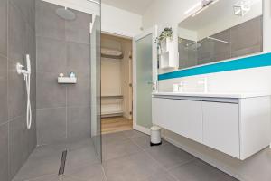 La salle de bains est pourvue d'un lavabo et d'une douche. dans l'établissement MILAN MCHOME, à Trezzano sul Naviglio