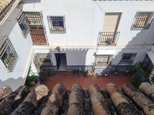 an aerial view of a building with a courtyard at Apartamentos en Patio Cordobés San Basilio in Córdoba