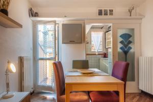 uma cozinha e sala de jantar com mesa e cadeiras em HouSmart Tovaglie 9 int. 6 em Bolonha