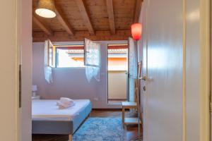 um pequeno quarto com uma cama e uma janela em HouSmart Tovaglie 9 int. 6 em Bolonha