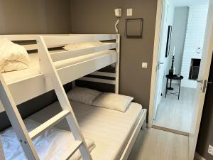 Poschodová posteľ alebo postele v izbe v ubytovaní Nice, renovated red cottage located next to Lake Flaten
