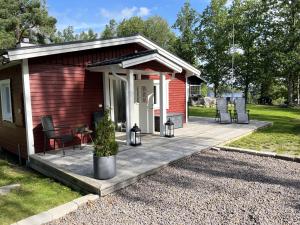 Fotografie z fotogalerie ubytování Nice, renovated red cottage located next to Lake Flaten v destinaci Järnforsen