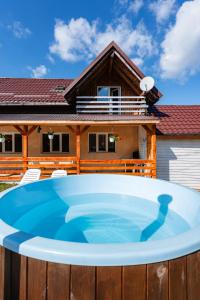 una gran piscina frente a una casa en Cabana Diva en Finciu