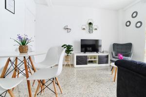 sala de estar con mesa, sillas y TV en APARTAMENTO CAREY, en Córdoba