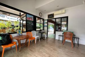 奧南海灘的住宿－Me Mee Place & Tour Krabi，一间带桌椅和柜台的餐厅
