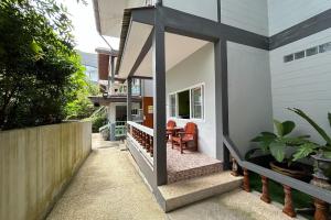 Ein Haus mit einer Veranda mit einer Terrasse in der Unterkunft Me Mee Place & Tour Krabi in Ao Nang Beach
