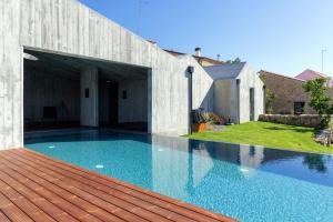 una piscina en el patio trasero de una casa en in Bulla, Country and Wellness, 