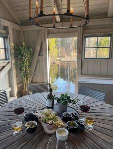 Prästgården في Norberg: طاولة مع كؤوس النبيذ وصحن من الطعام