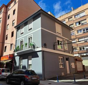 um carro preto estacionado em frente a um edifício em El rincón del Indiano em Santander