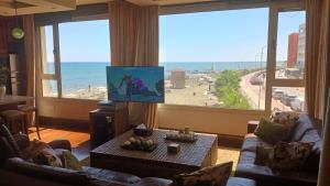 sala de estar con vistas a la playa en Quattro Sea View Beachfront Ap 6, en Lárnaca