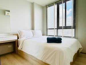 Ένα ή περισσότερα κρεβάτια σε δωμάτιο στο Nue Noble Srinakarin +35 φωτογραφίες