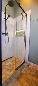 y baño con ducha y puerta de cristal. en Bed & brochje By ús thús, en Ternaard