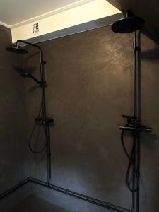 una ducha con dos luces en la pared en Prästgården en Norberg