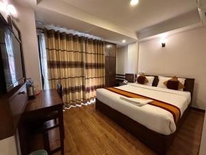 Katil atau katil-katil dalam bilik di Hotel Everest Nepal
