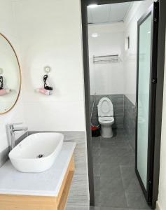 a bathroom with a white sink and a toilet at Tùng Dương Homestay in Cao Bằng +24 photos