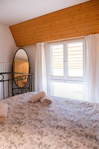 Un pat sau paturi într-o cameră la La Belle Ferme