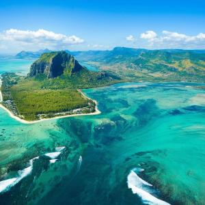 uma vista aérea de uma praia e do oceano em Day tours around Mauritius island. (North, South, East, West) em Plaine Magnien