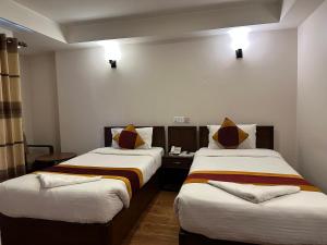 Katil atau katil-katil dalam bilik di Hotel Everest Nepal