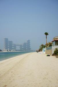 uma vista para a praia com edifícios ao fundo em The Atlantis Hotel View, Palm Family Villa, With Private Beach and Pool, BBQ, Front F no Dubai