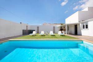 una piscina en el patio trasero de una casa en Casa Muley en El Matorral