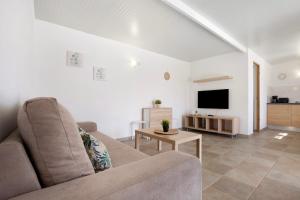 un soggiorno con divano e TV di Casa Muley a El Matorral