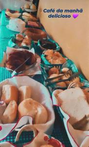 un grupo de platos de comida en una mesa en Chalés Refúgio do Vale, en Ipiabas