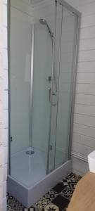 W łazience znajduje się prysznic ze szklaną kabiną prysznicową. w obiekcie L escale jardin w mieście Boussay