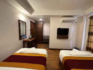 Katil atau katil-katil dalam bilik di Hotel Everest Nepal