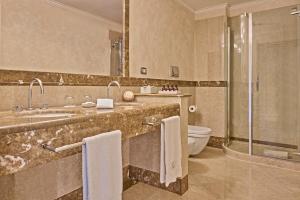 ein Bad mit einem Waschbecken, einem WC und einer Dusche in der Unterkunft Grand Hotel Imperiale - Preferred Hotels & Resorts in Forte dei Marmi