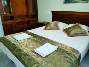 a bedroom with a bed with towels on it at Apartments in a "VILLA VISTA JAVEA" in Jávea