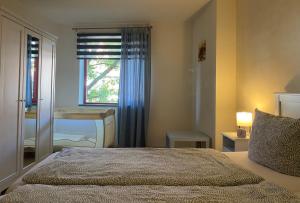 1 dormitorio con cama, escritorio y ventana en Himmel & Hölle Ferienhäuser en Quedlinburg