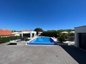 ein Swimmingpool mitten in einem Hof in der Unterkunft Holiday Luxury Resort Sundance in Trogir
