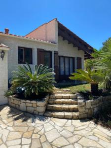 Vonkajšia záhrada v ubytovaní Magnifique villa avec piscine à La Palmyre