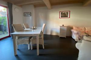 um quarto com uma mesa e cadeiras e um sofá em Himmel & Hölle Ferienhäuser em Quedlinburg