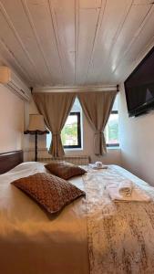 1 dormitorio con 1 cama grande y ventana en Ismar Residence, en Sarajevo
