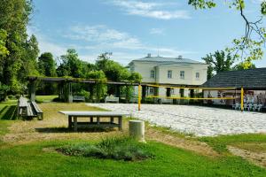 - un parc avec une table de pique-nique et une aire de jeux dans l'établissement Burbiskio dvaras, à Anykščiai