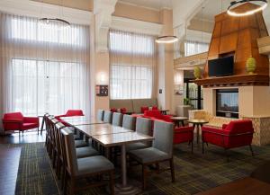 a dining room with a table and red chairs at Hampton Inn & Suites Arundel Mills/Baltimore in Hanover