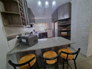 11 Debonair Self Catering Apartment的厨房或小厨房