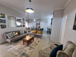 11 Debonair Self Catering Apartment的休息区