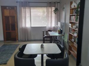 11 Debonair Self Catering Apartment的休息区