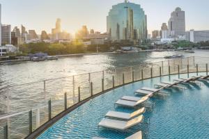 a swimming pool on the upper deck of a cruise ship at Millennium Hilton Bangkok in Bangkok
