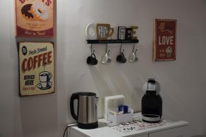 encimera de cocina con cafetera y tazas de café en Casa Caruso, en Catania