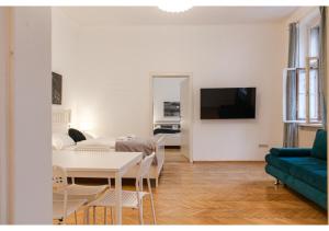 sala de estar con mesa y sofá en Deluxe 3BR Apt. Wiener Stadthalle - Suitable for Longstays, en Viena