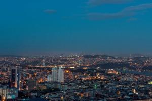 uma vista para uma cidade à noite com luzes em Hilton Istanbul Bomonti em Istambul