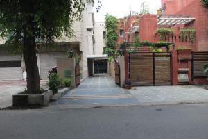 eine Gasse mit einem Tor und einem Gebäude in der Unterkunft Khanna Residency in Neu-Delhi