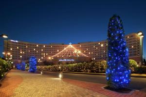 un hotel con árboles de Navidad azules frente a un edificio en Hilton Tokyo Bay en Urayasu